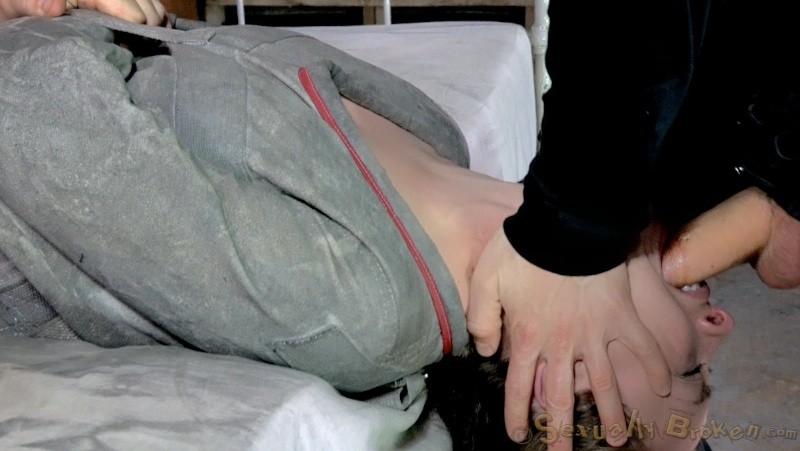 Chanel Preston est déshabillée et attachée au lit pour sucer une grosse bite.
 #70805789