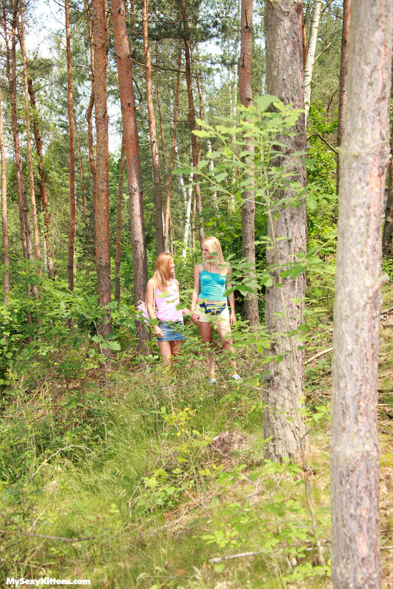 Dos chicas lesbianas jugueteando con su apretado coño mojado en un bosque
 #78153392
