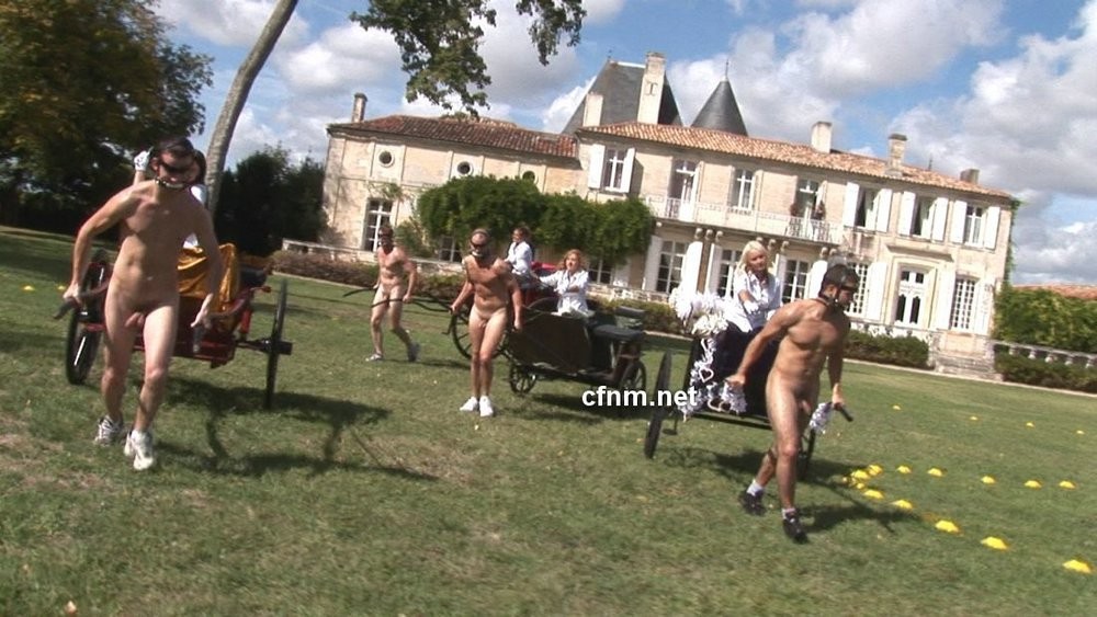 La comtesse organise sa course annuelle de chars masculins nus dans son grand domaine.
 #71932732