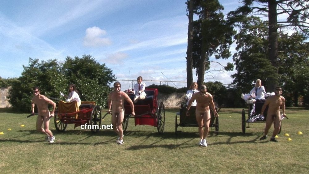 La contessa tiene la sua annuale corsa di carri maschili nudi nella sua grande tenuta
 #71932741