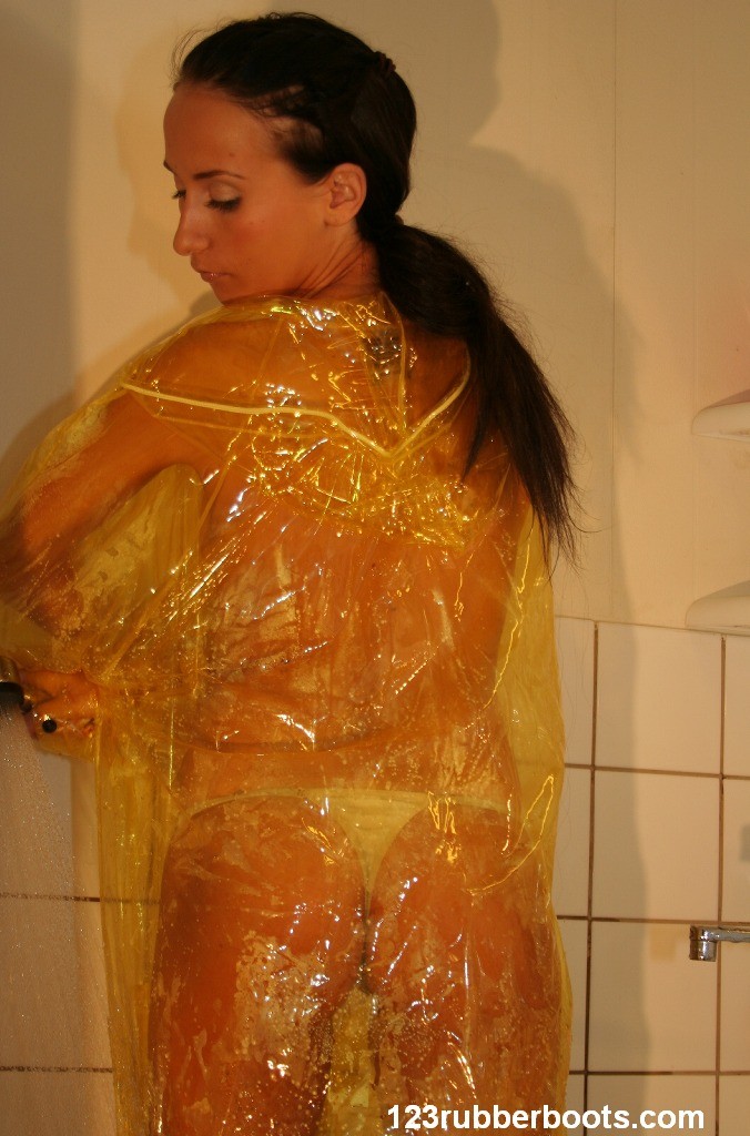Sexy Gummi-Fetisch-Mädchen in der Dusche
 #73248194