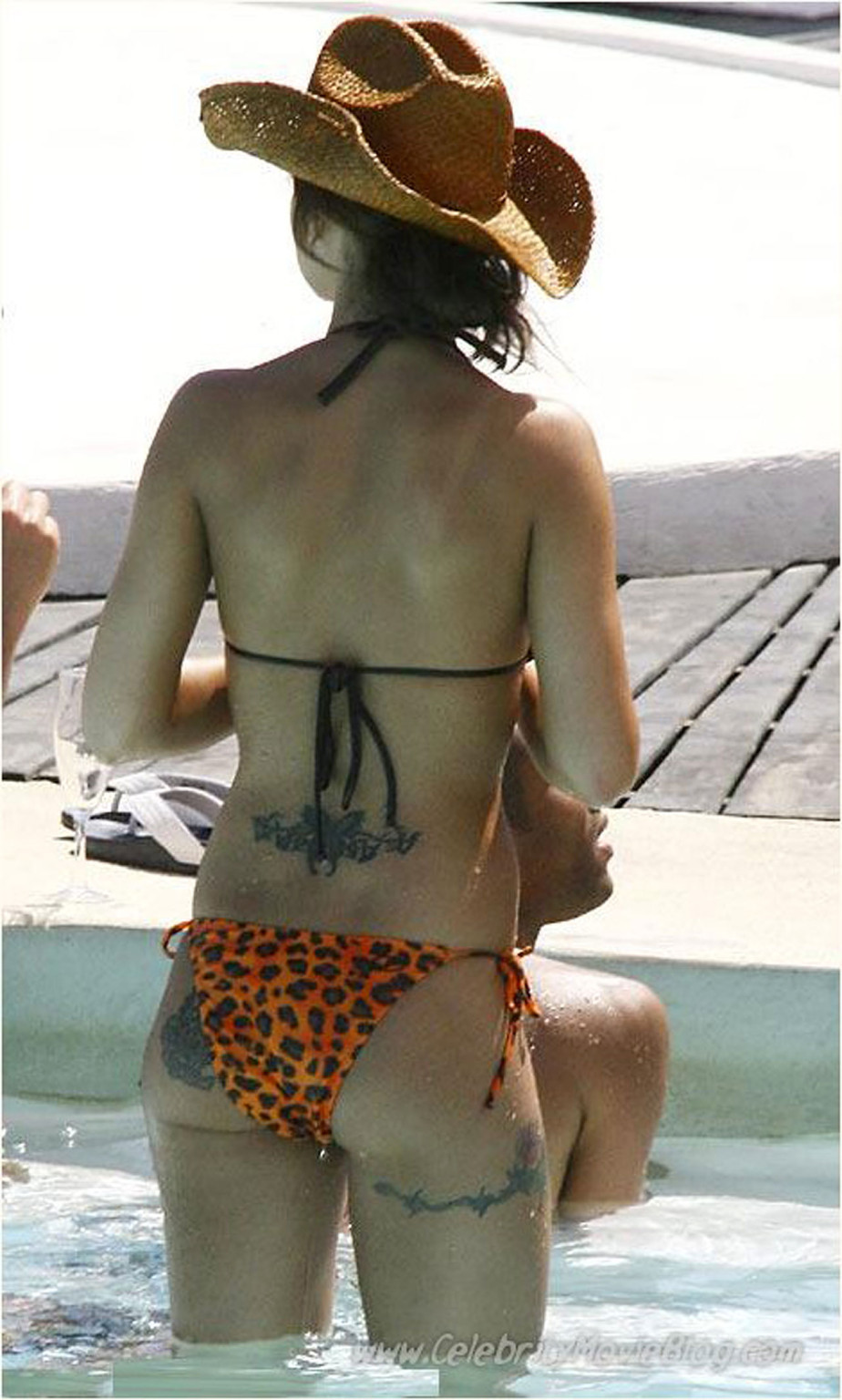 Cheryl Tweedy Cole mostrando su cuerpo en bikini y sus tatuajes en el culo
 #75333913