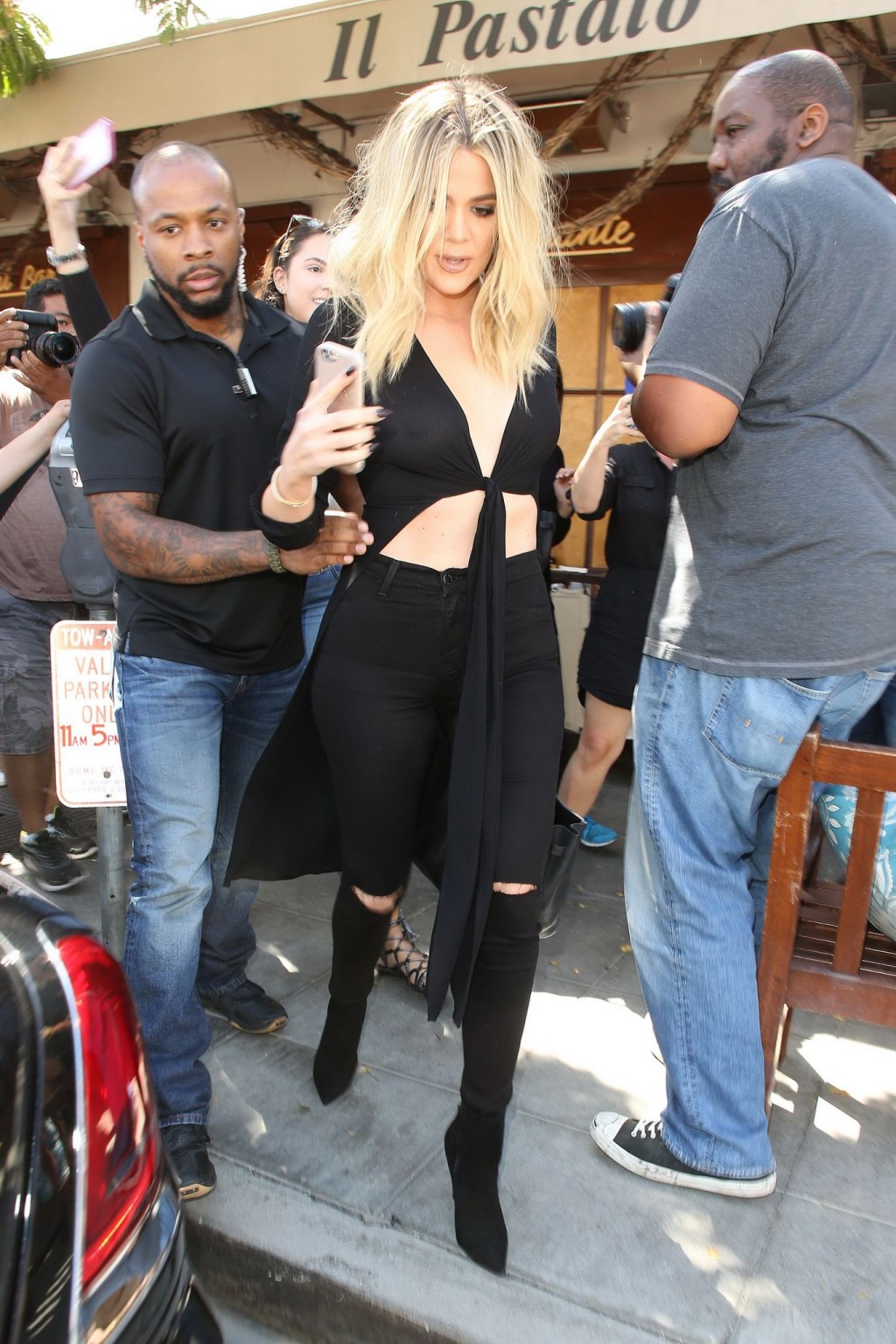 Khloe Kardashian mostra le sue tette in abito stretto trasparente
 #75141066