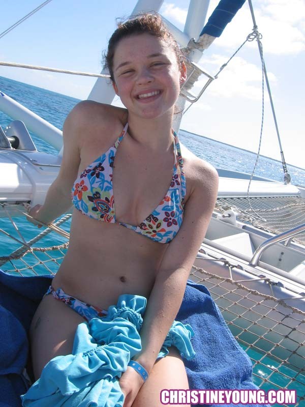 Teen cutie christine young in posa all'aperto ai tropici
 #73114663