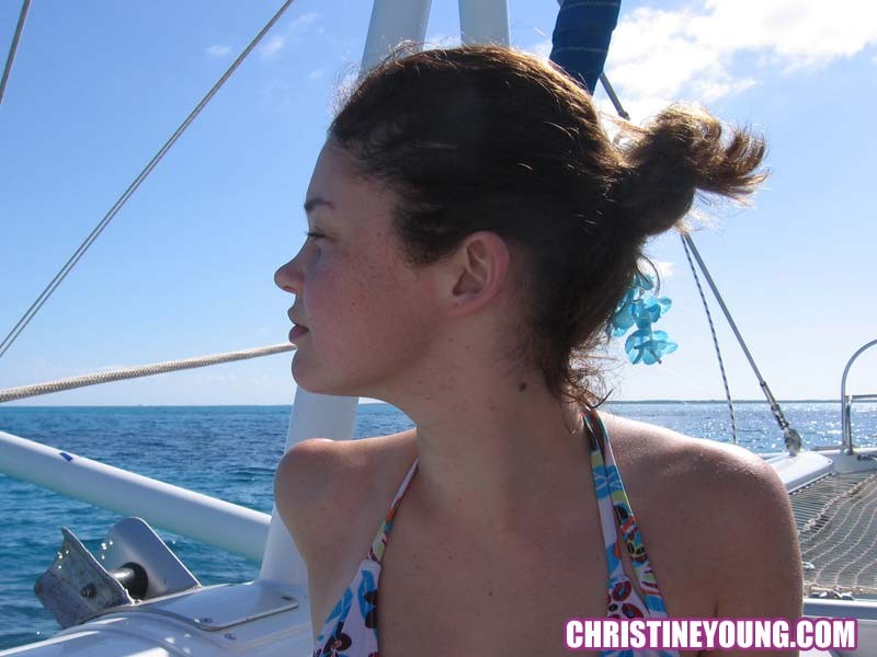 La jolie Christine Young pose en plein air sous les tropiques.
 #73114671