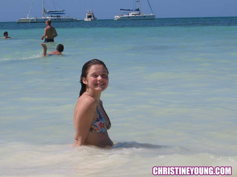 La jolie Christine Young pose en plein air sous les tropiques.
 #73114714