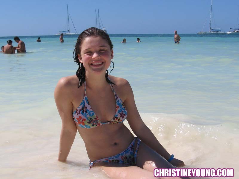 La jolie Christine Young pose en plein air sous les tropiques.
 #73114731