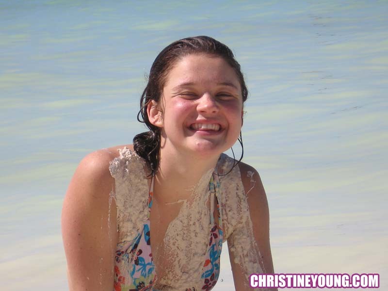 La jolie Christine Young pose en plein air sous les tropiques.
 #73114747