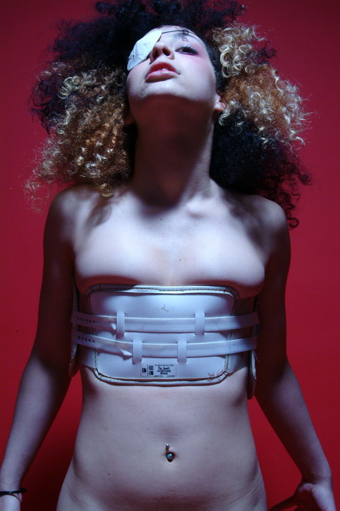 Gimp girl kinky zee posiert in einer Rückenbandage und Augenklappe
 #73259408