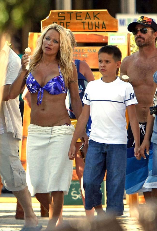 Pamela anderson montre ses gros seins en bikini moulant
 #75388302