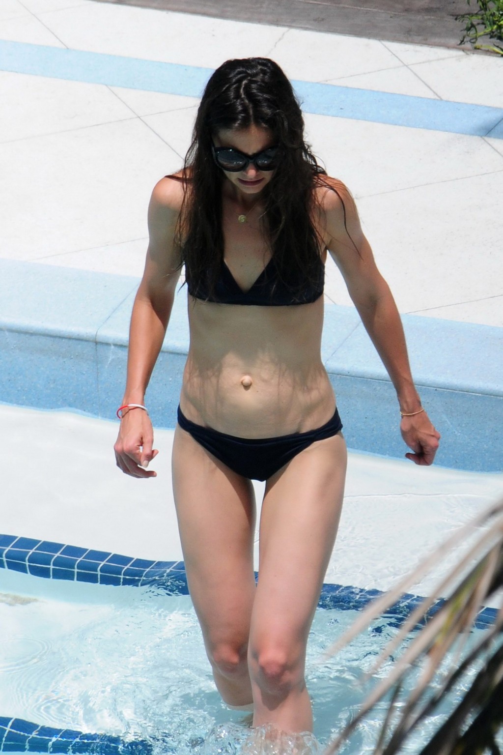 Katie holmes indossando sexy bikini nero in piscina a miami
 #75297121