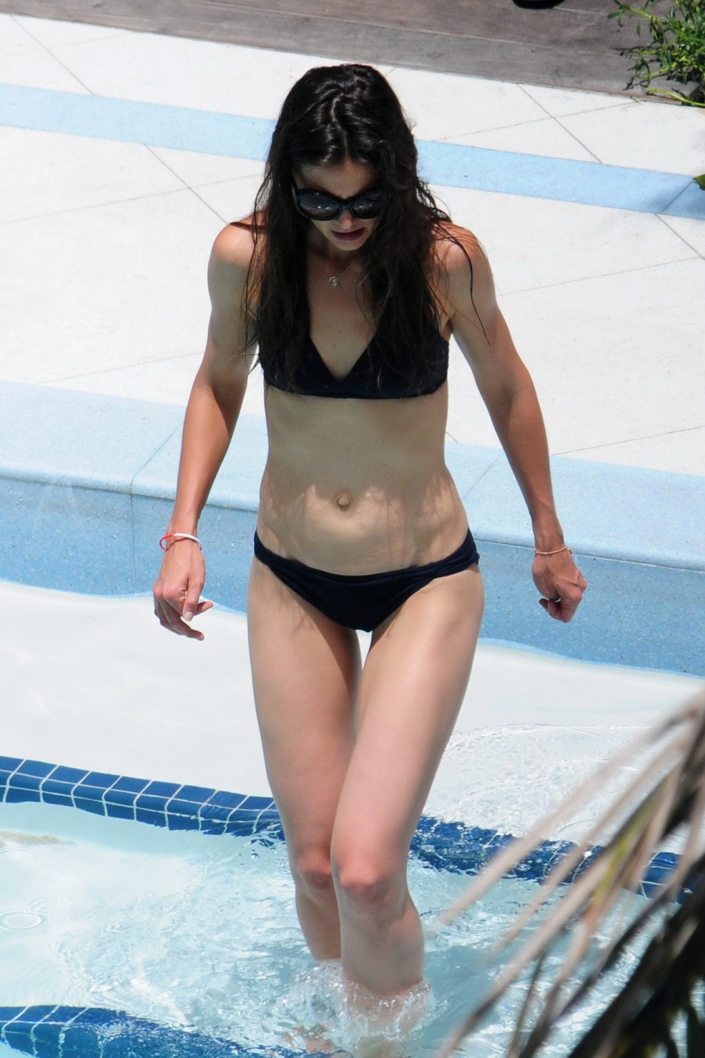 Katie holmes indossando sexy bikini nero in piscina a miami
 #75297127