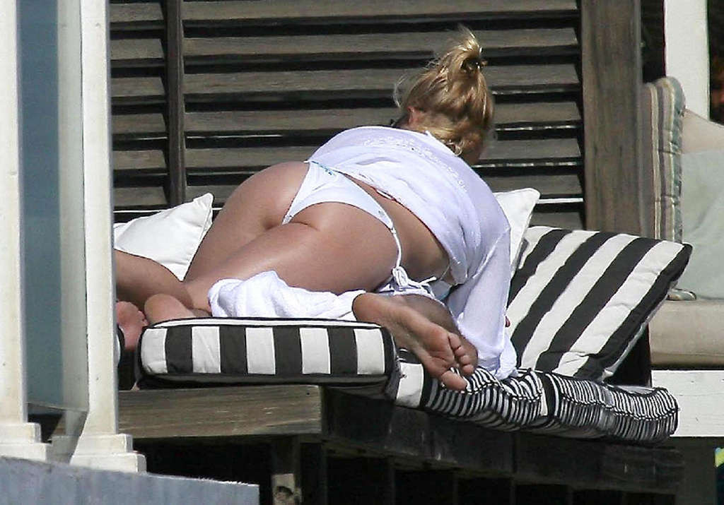 Nicollette Sheridan showing her nice and sexy ass on beach #75374568