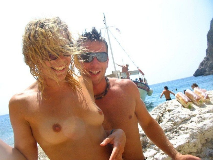 Une jeune nudiste exhibe son corps mince à la plage
 #72255016