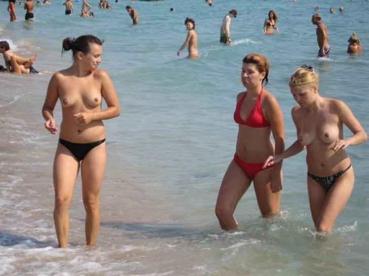 Une jeune nudiste exhibe son corps mince à la plage
 #72255022