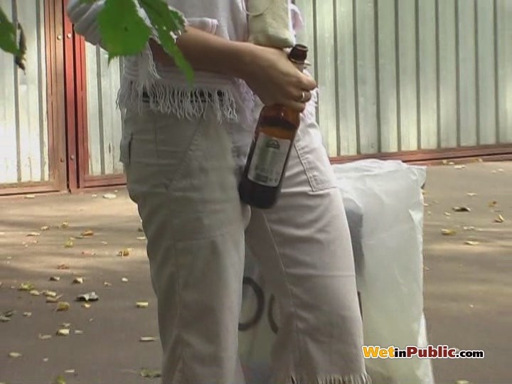 Blondine hat Bier getrunken und in ihre weiße Hose in der Öffentlichkeit gepinkelt
 #78590944
