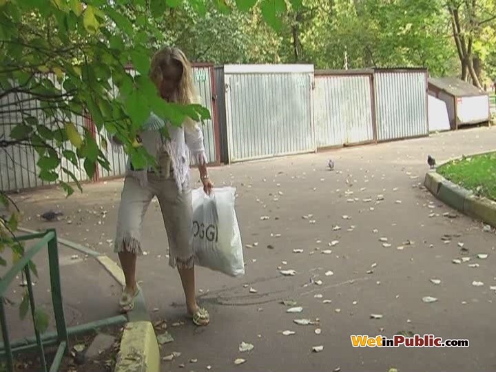 Blondine hat Bier getrunken und in ihre weiße Hose in der Öffentlichkeit gepinkelt
 #78590956