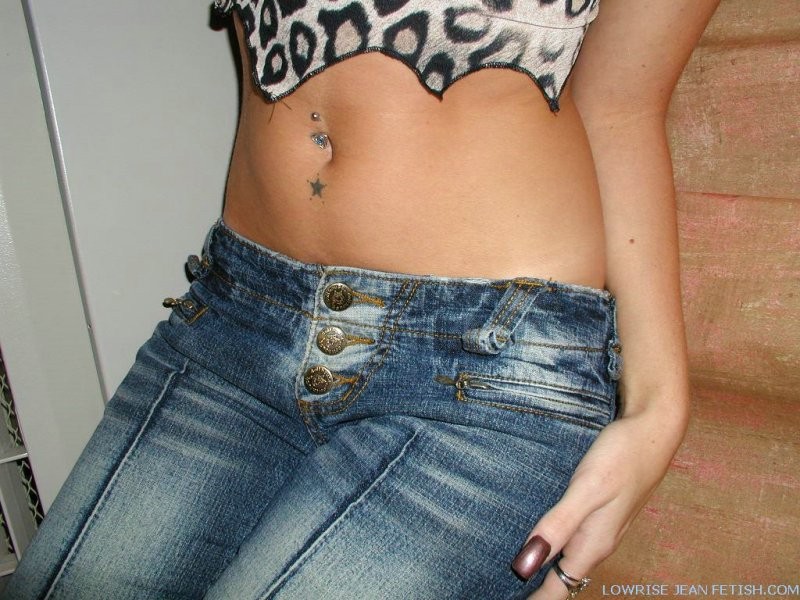 Teen Tara in jeans stretti e piccolo perizoma
 #78660697