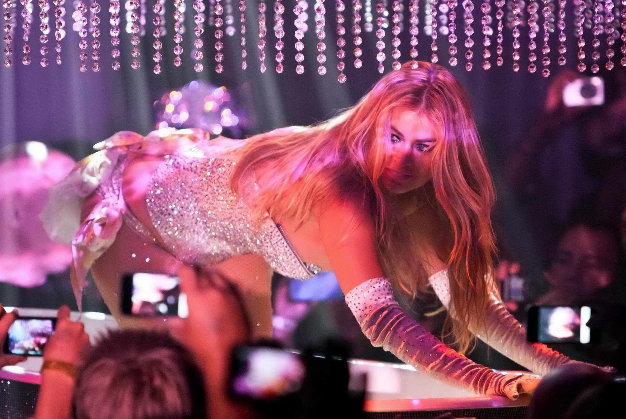 Carmen electra trägt nip sticker bei der 'pussycat dolls burlesque saloon' gra
 #75301838