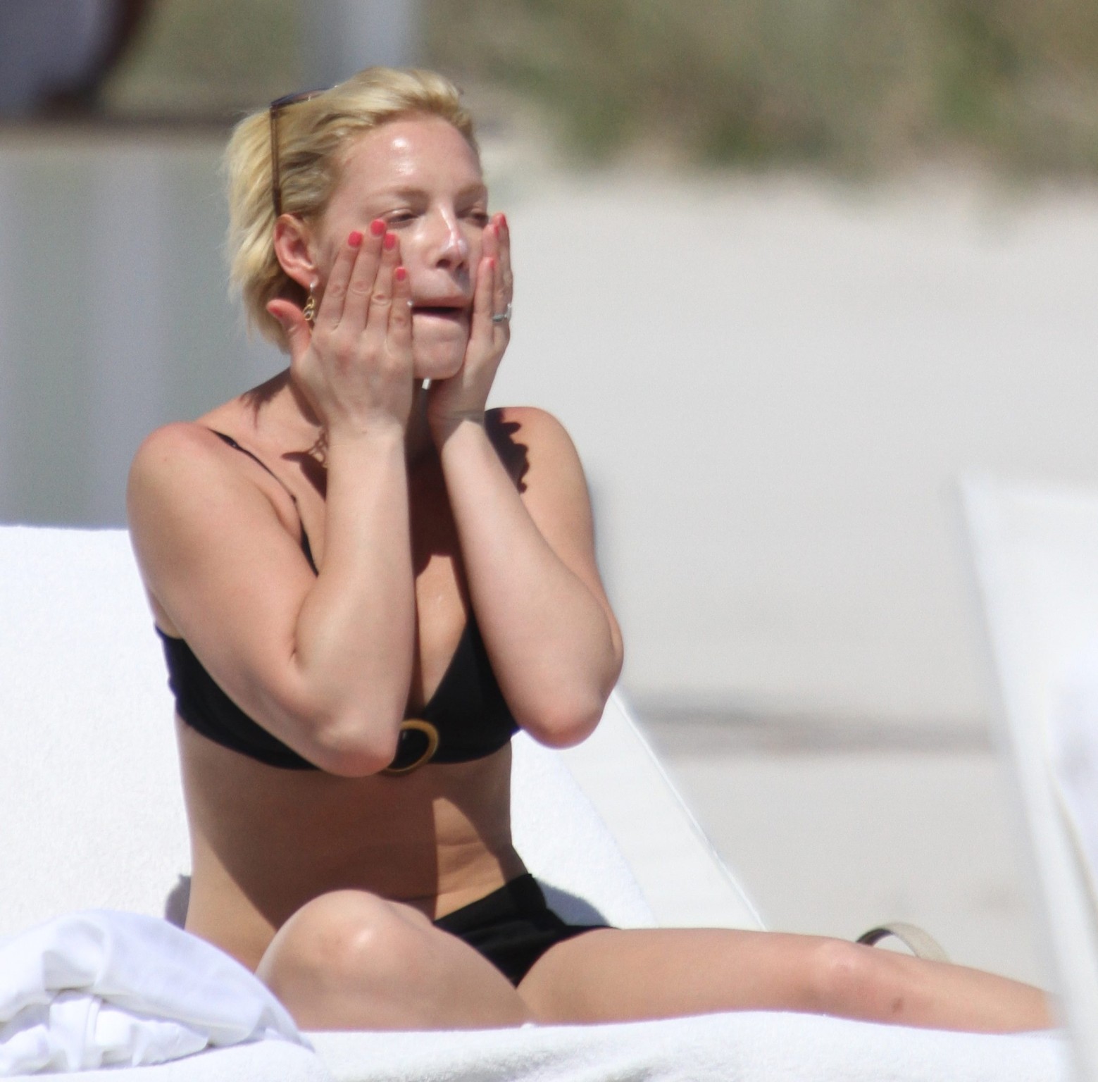 Katherine heigl busty indossando bikini nero su miami beach
 #75312777