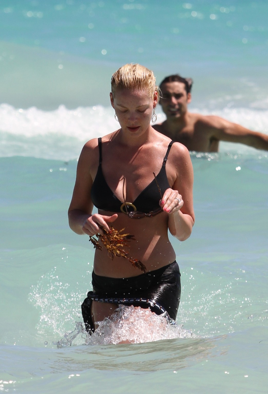 Katherine heigl busty indossando bikini nero su miami beach
 #75312817