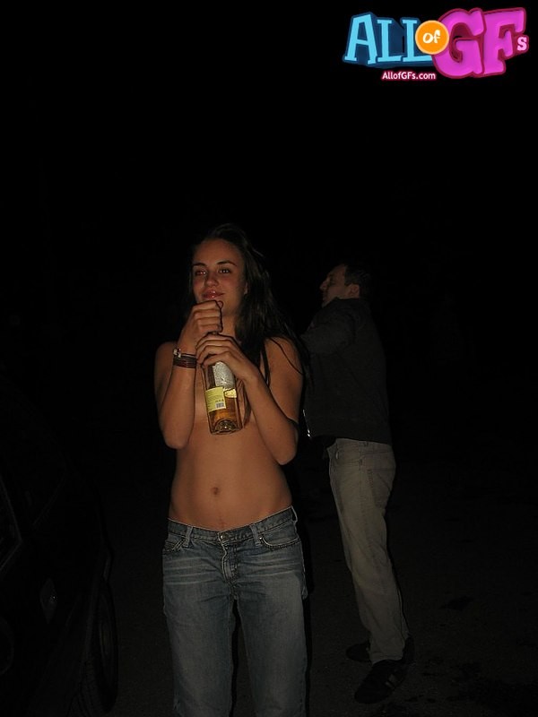 Novia fiesta nocturna en topless
 #68158774