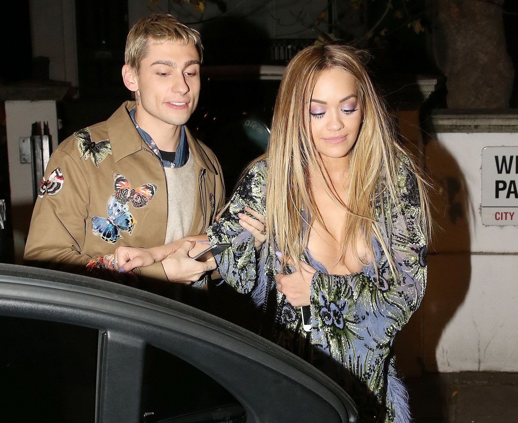 Rita ora aux seins nus et aux mamelons en public
 #75149124