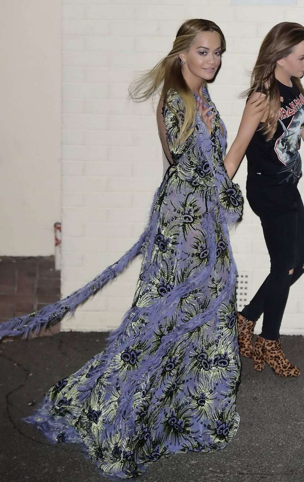 Rita ora tetona mostrando pezón en público
 #75149192