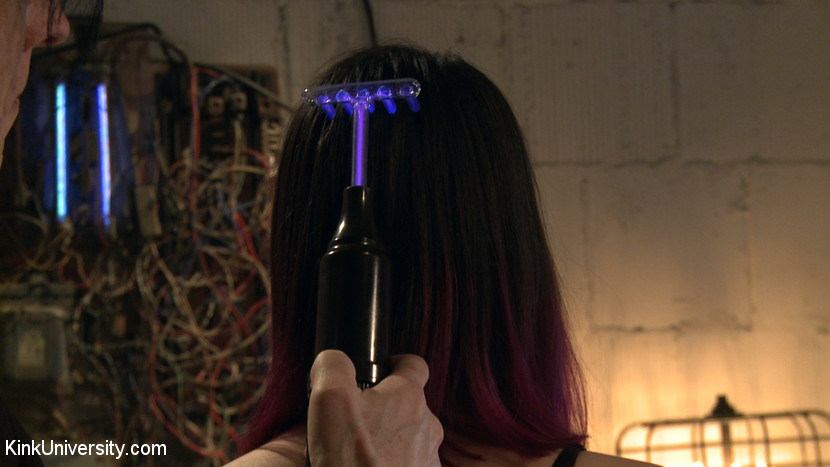 Lernen Sie, wie man den violetten Stab (violet ray) elektrische Stimulation Spielzeug verwenden. diese l
 #67056620
