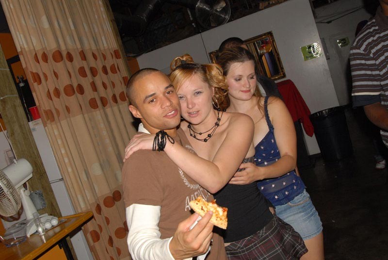 Geiles und betrunkenes College-Mädchen interracial Sex auf Party
 #77841156