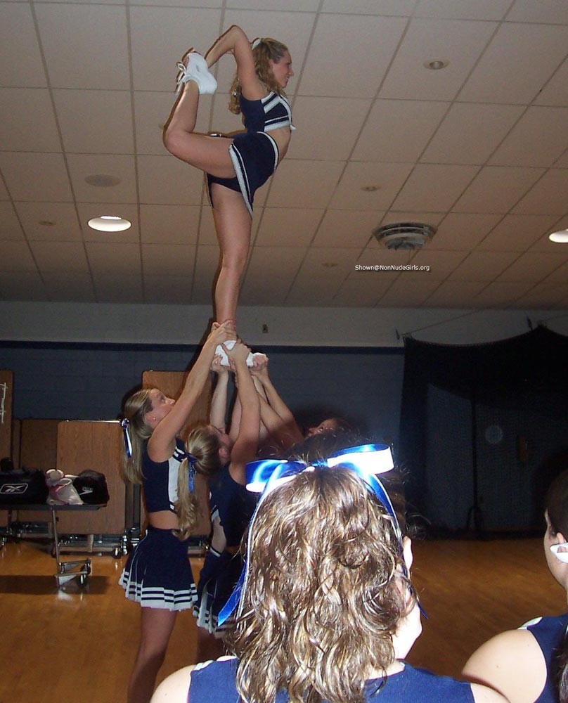 Porristas jóvenes reales
 #75470731