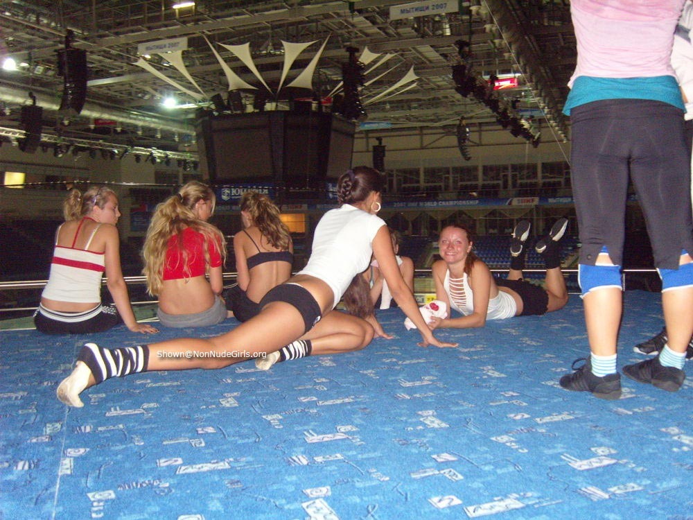 Porristas jóvenes reales
 #75470746