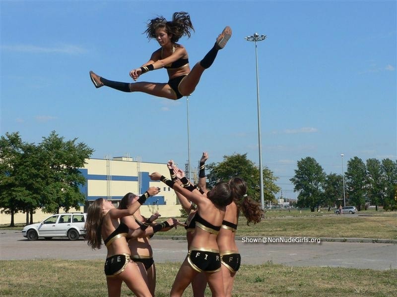 Porristas jóvenes reales
 #75470774