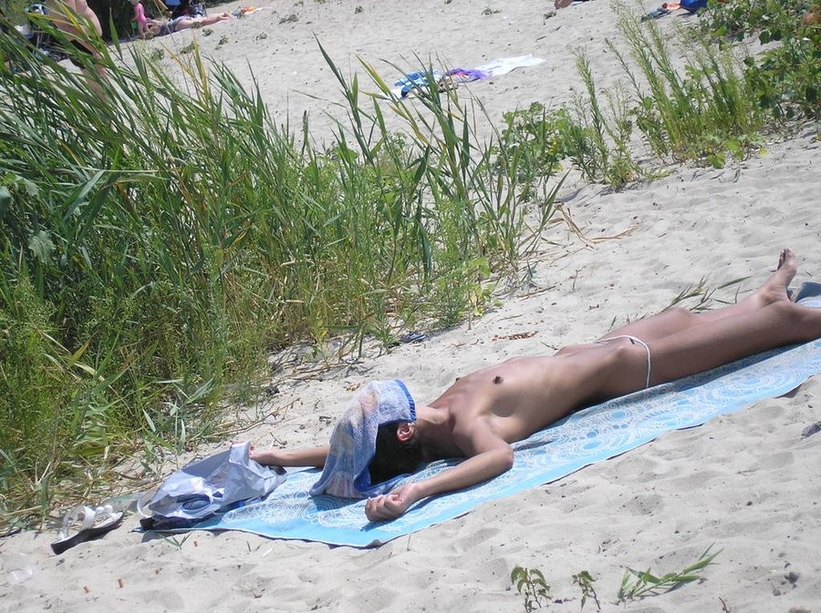 Große Titten und schlanke Teenie-Nudisten liegen in der Sonne
 #72254327