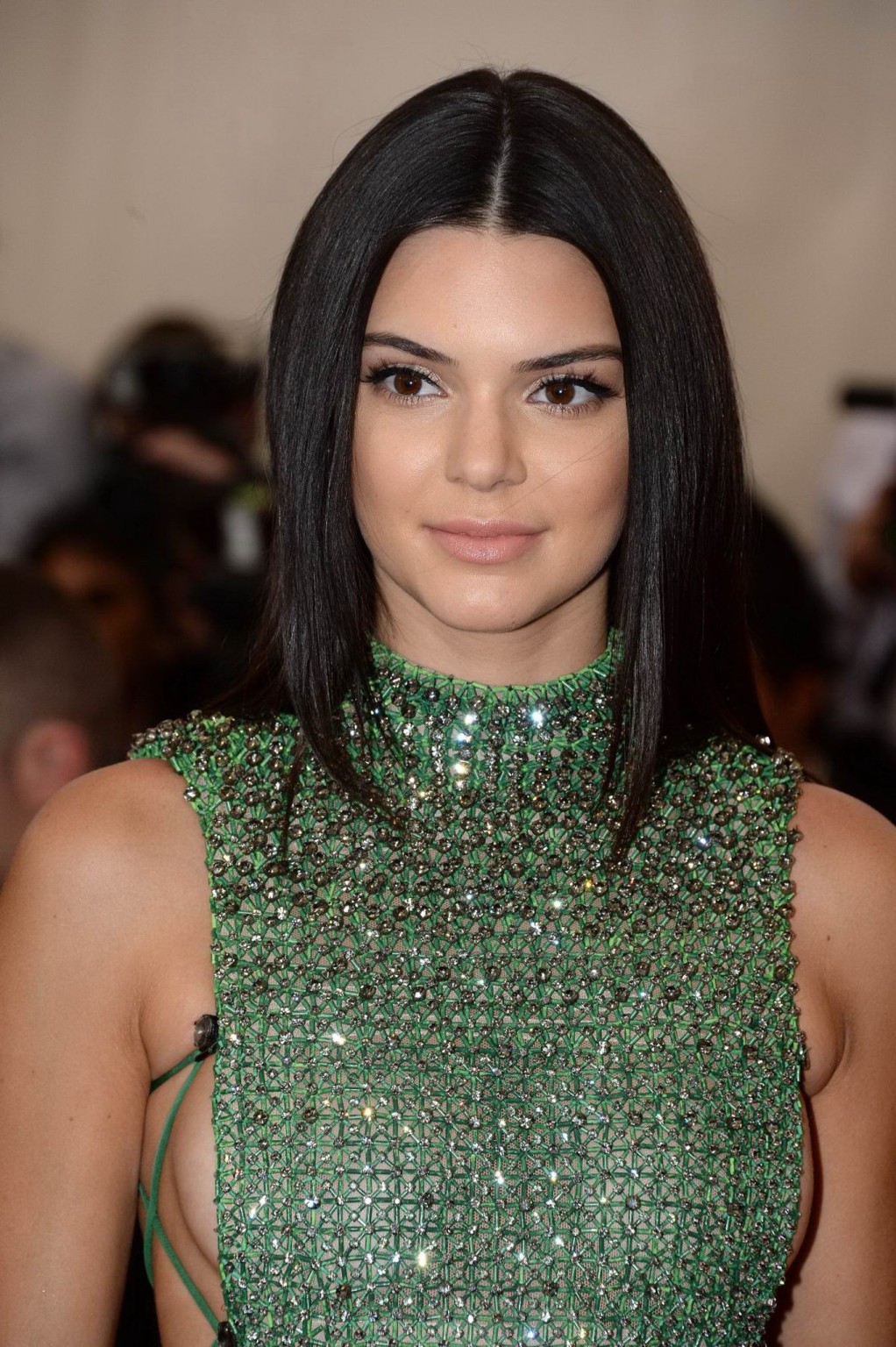 Kendall jenner montre son sein latéral sans soutien-gorge dans une robe verte révélatrice lors du gala du Met
 #75164701