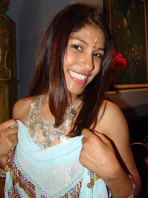 Hübsche indische Mehla spreizt ihre Muschilippen weit, um ihre Muschi hart gefickt zu bekommen
 #77361434