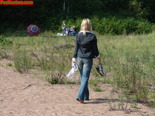 Joven rubia orinando en la playa del río
 #78616446