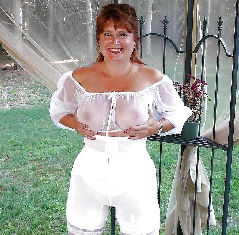 Abuelas amateurs mostrando sus grandes tetas
 #67198498