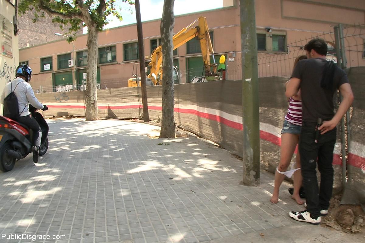 Une fille se fait déshabiller, attacher et baiser en plein air dans des lieux publics.
 #68811107