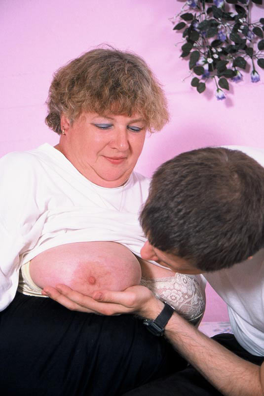 Fette Oma mit riesigen Titten titfucking
 #75568245