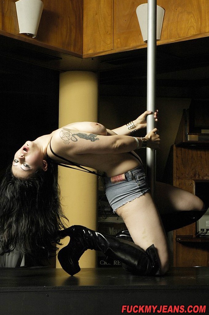 Une jeune femme torride fait de la pole dance avec des bottes noires et un short révélant ses fesses.
 #71327011