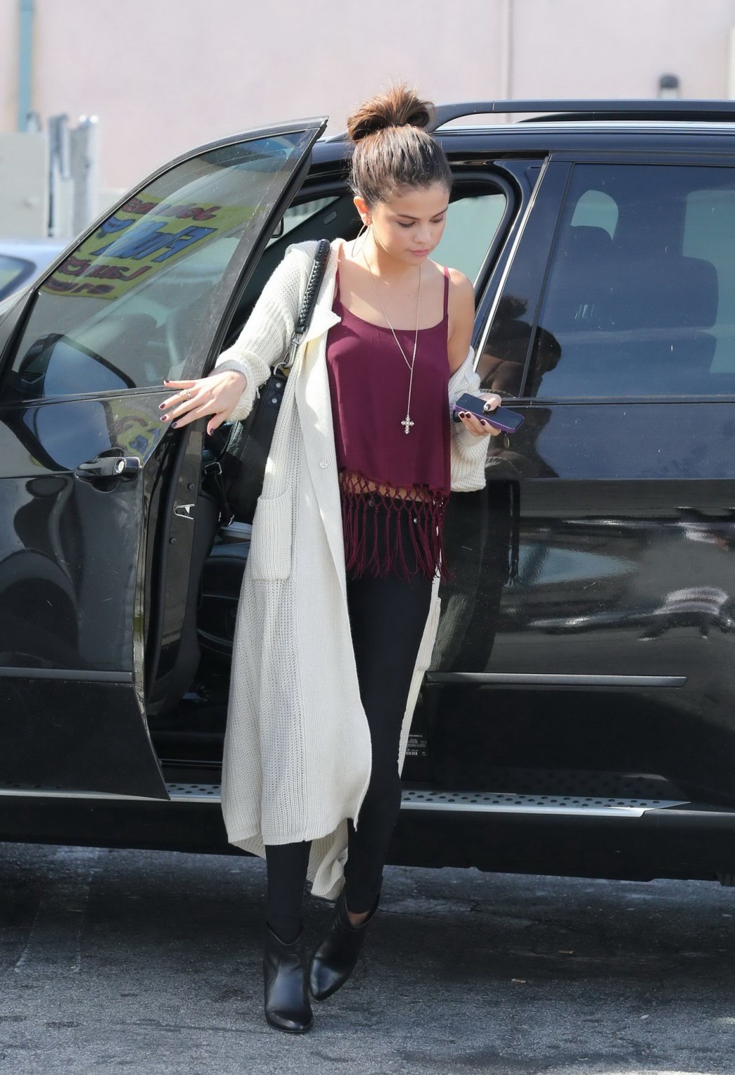 Selena gomez sans soutien-gorge avec un petit haut violet et des collants à Los Angeles
 #75204720
