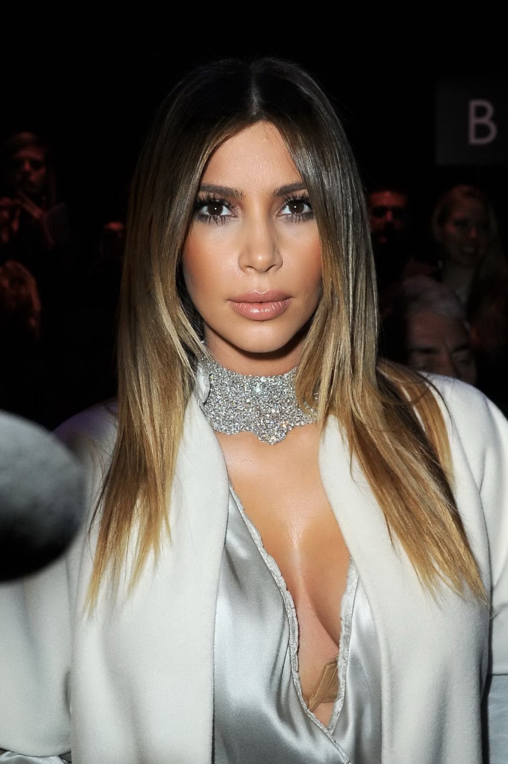 Kim kardashian cleavy indossando taglio basso abito di raso bianco al fas di stephane rolland
 #75206856