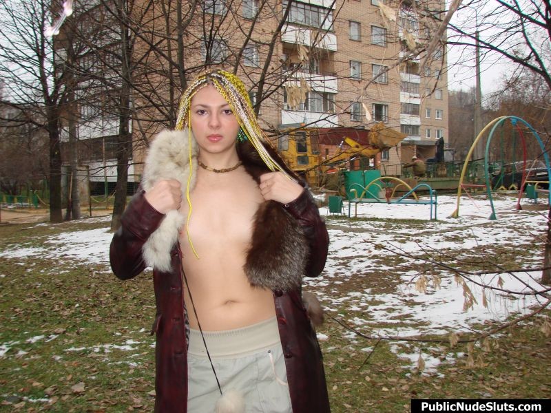 Chica insolente se atreve a mostrar sus tetas desnudas y el coño en la calle fría
 #76741685