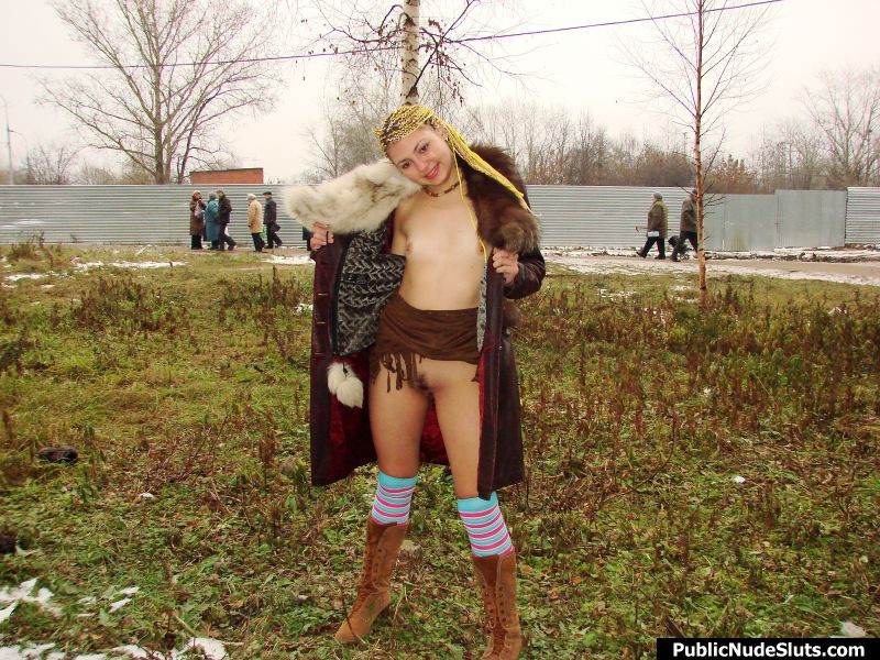 Chica insolente se atreve a mostrar sus tetas desnudas y el coño en la calle fría
 #76741792