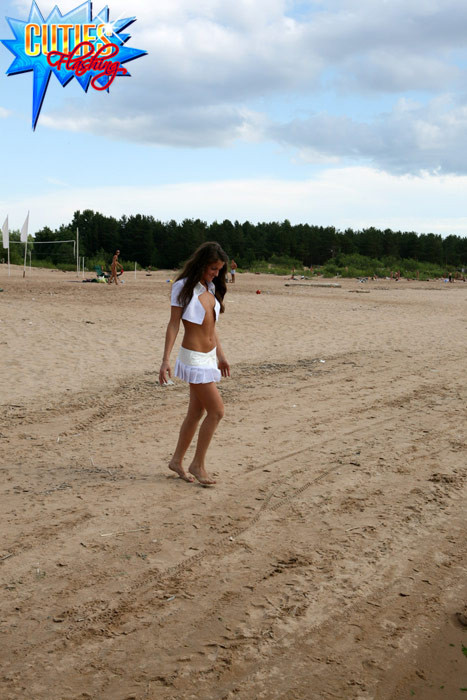 このセクシーな10代のサンバサーは、コマンドーになるのが好きだ。
 #71605230