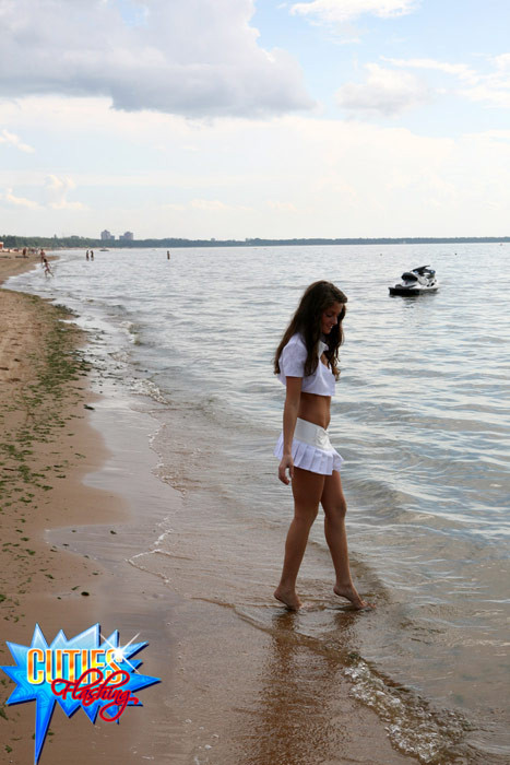 このセクシーな10代のサンバサーは、コマンドーになるのが好きだ。
 #71605238