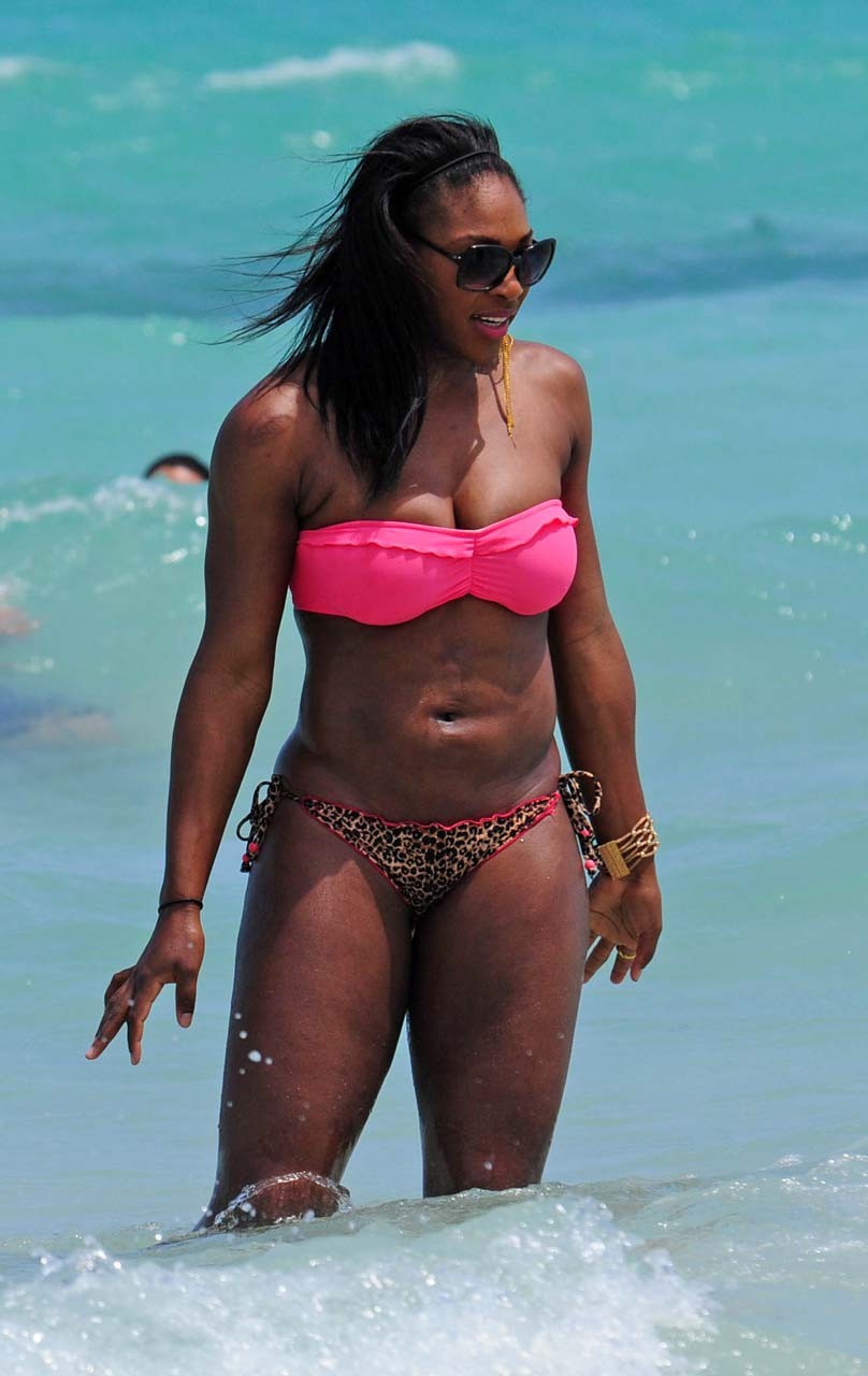 Serena Williams che espone il suo corpo sexy e il suo culo enorme in bikini sulla spiaggia
 #75306439