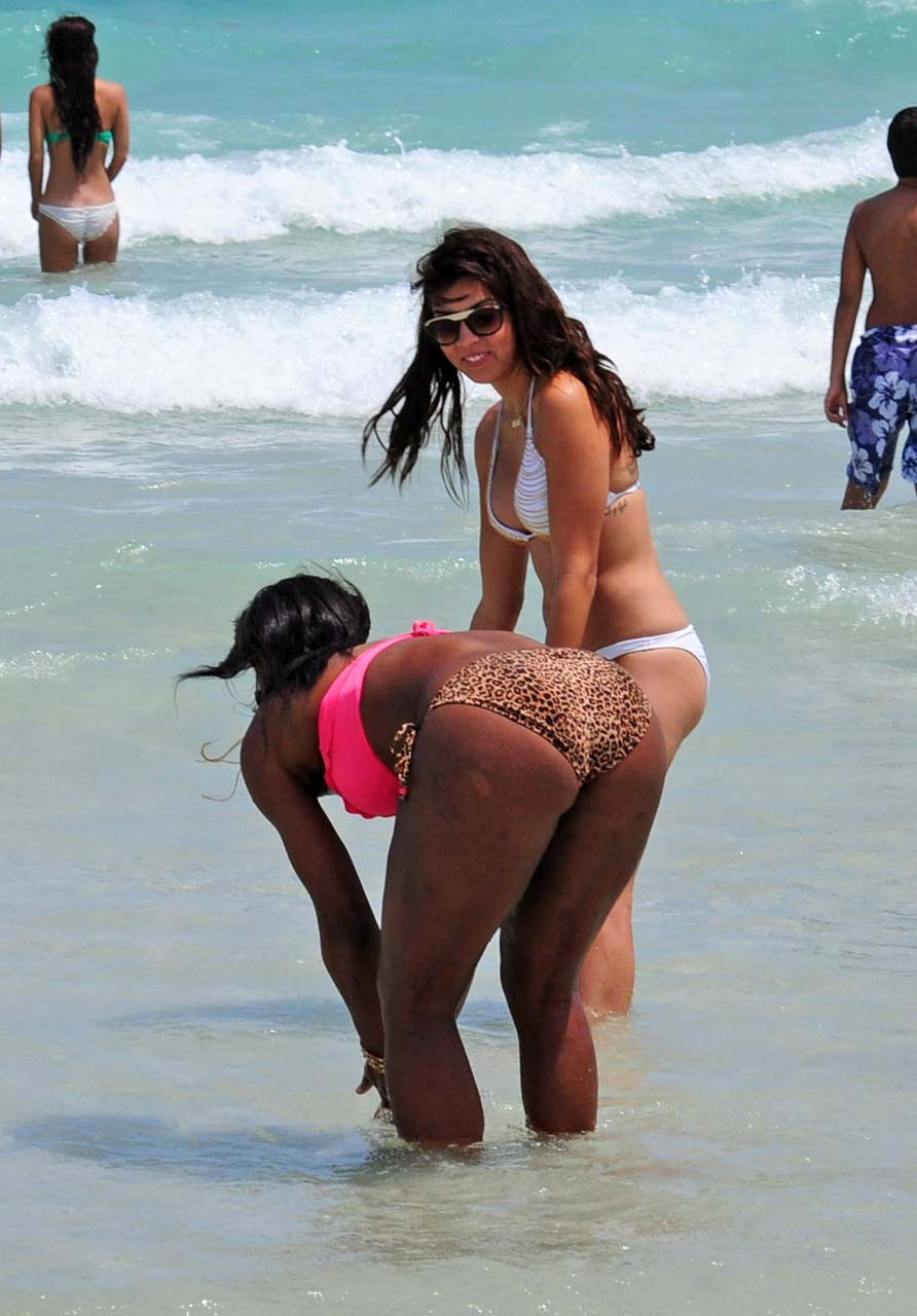 Serena Williams che espone il suo corpo sexy e il suo culo enorme in bikini sulla spiaggia
 #75306442