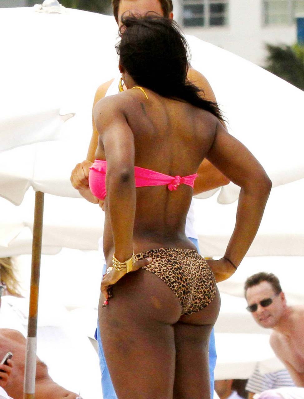 Serena Williams che espone il suo corpo sexy e il suo culo enorme in bikini sulla spiaggia
 #75306447